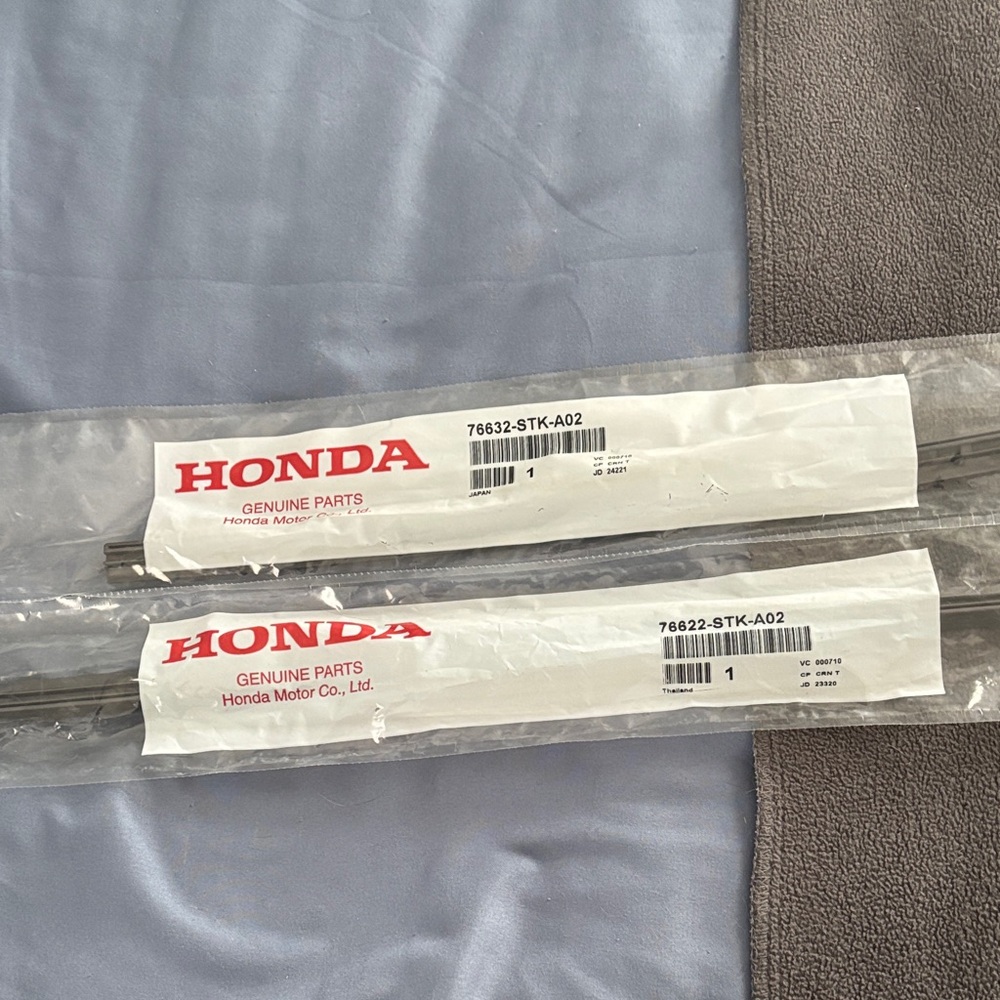 Honda Genuine Parts Front Windshield wiper blade inserts for 2015 Honda CRV